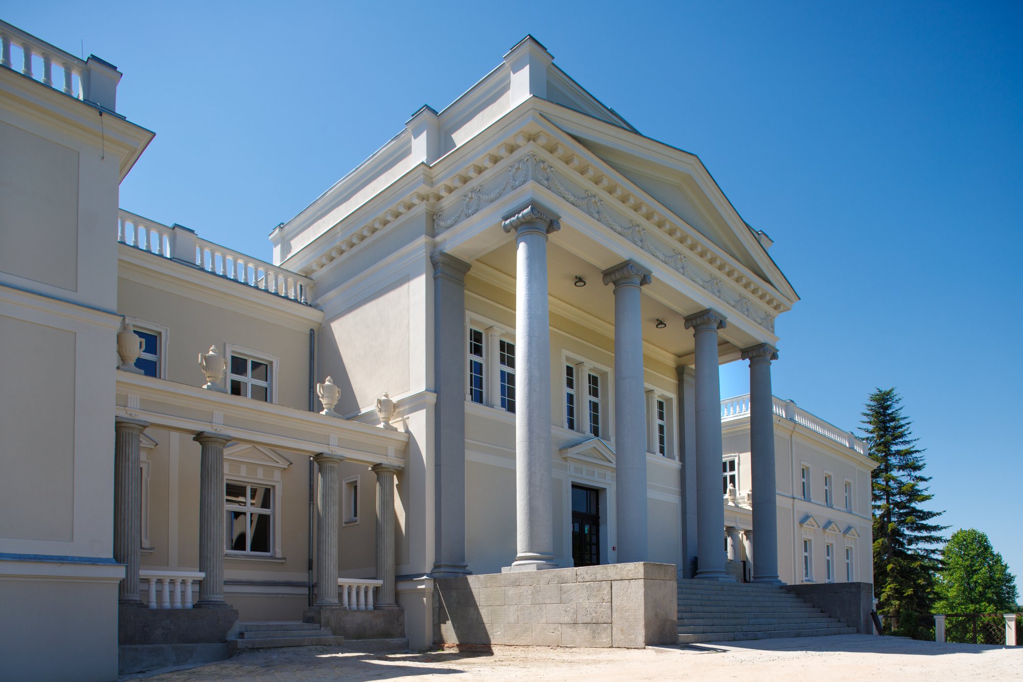 pałac miłosław 15